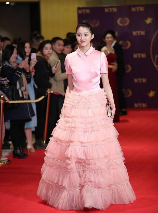 Em gái quốc dân Quan Hiểu Đồng và những lần lên đồ vừa quê vừa sến-3