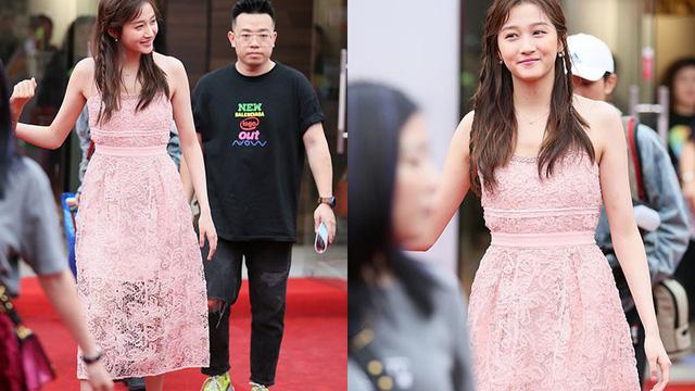 Em gái quốc dân Quan Hiểu Đồng và những lần lên đồ vừa quê vừa sến-5