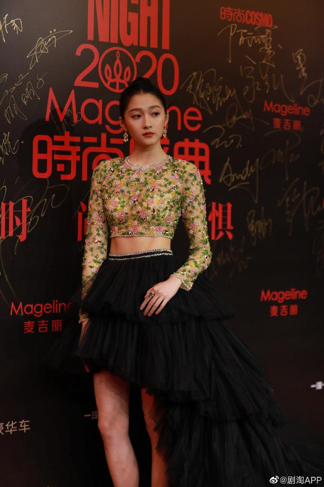 Em gái quốc dân Quan Hiểu Đồng và những lần lên đồ vừa quê vừa sến-1