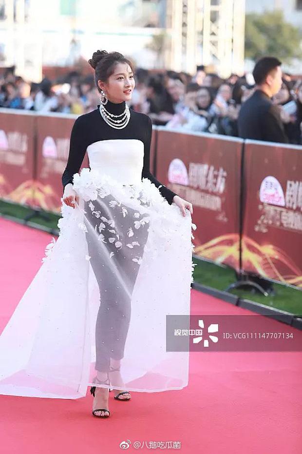 Em gái quốc dân Quan Hiểu Đồng và những lần lên đồ vừa quê vừa sến-7