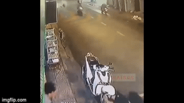 Clip: Dí dao dọa nhân viên quán chè, thanh niên đau điếng khi người thứ 3 xuất hiện-1