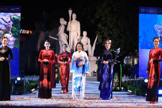 NTK Vũ Thảo Giang đem vẻ đẹp di sản Việt lên áo dài