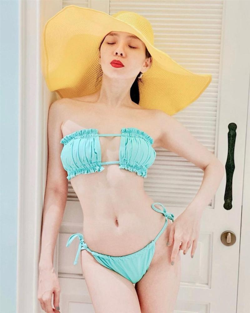 Lệ Quyên mặc bikini khoe body bốc lửa nhưng gây bất ngờ nhất là người chụp-3