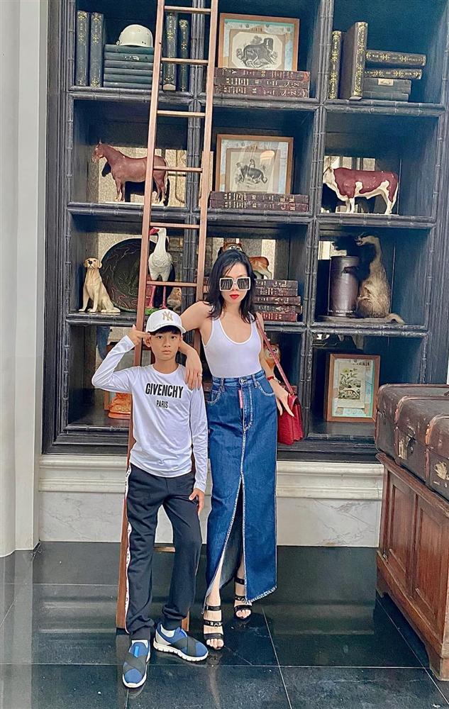 Lệ Quyên mặc bikini khoe body bốc lửa nhưng gây bất ngờ nhất là người chụp-5