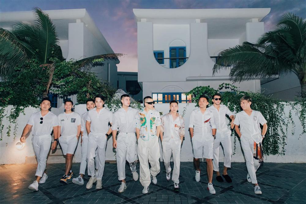 Vũ Khắc Tiệp bị cảnh báo khi dẫn đội quân hùng hậu đi quẩy sinh nhật-4