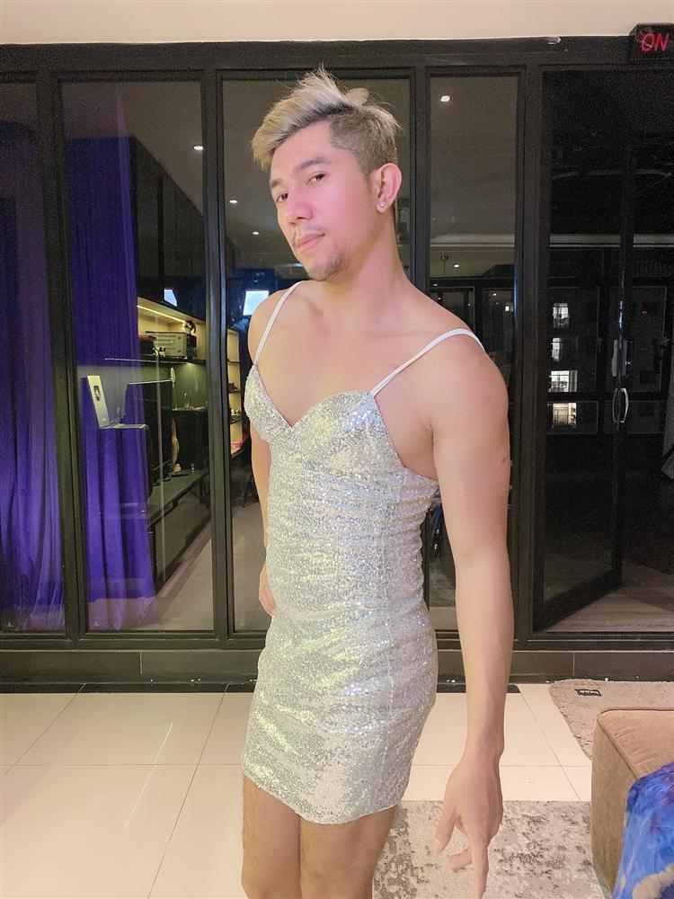 Lương Bằng Quang phô diễn cơ bắp trong chiếc đầm hai dây chật cứng của Ngân 98-2