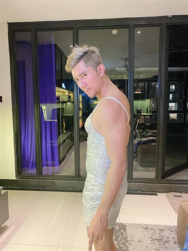 Lương Bằng Quang phô diễn cơ bắp trong chiếc đầm hai dây chật cứng của Ngân 98-3