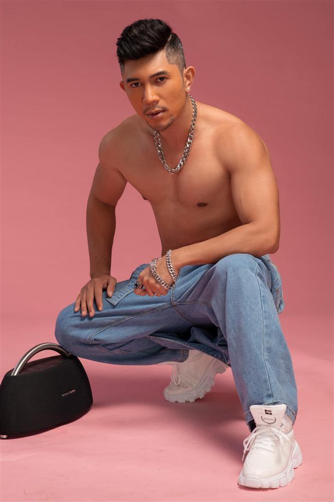 Lương Bằng Quang phô diễn cơ bắp trong chiếc đầm hai dây chật cứng của Ngân 98-5