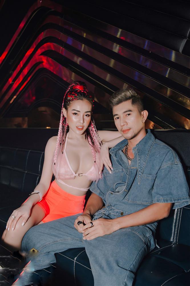 Lương Bằng Quang phô diễn cơ bắp trong chiếc đầm hai dây chật cứng của Ngân 98-8