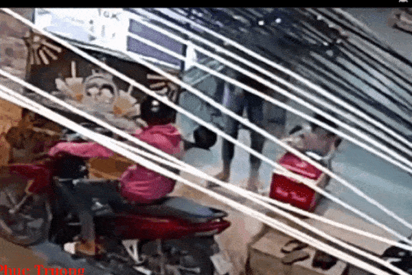 Clip: Kinh hoàng nhóm côn đồ vác hàng nóng rượt chém xe khách-3