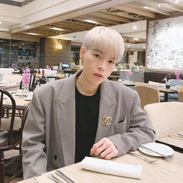 Đức Phúc "thả thính": "Anh là chàng trai yêu màu đỏ. Trái tim nhỏ chỉ để chứa mỗi em".