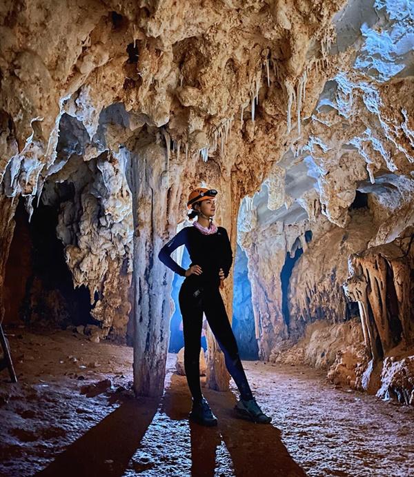 Phạm Quỳnh Anh đi leo núi, chinh phục hang động.