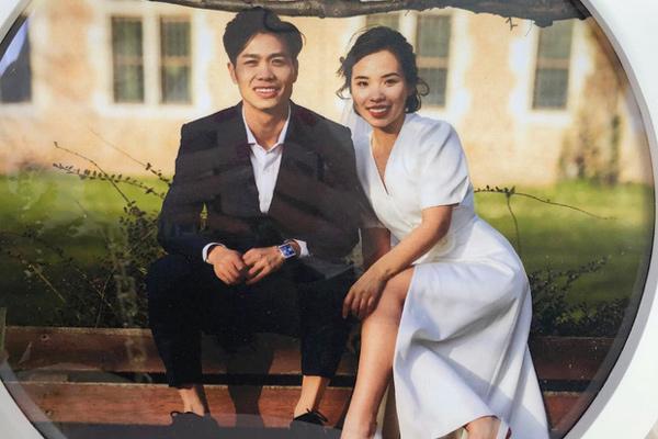 Clip: Xe đón dâu của Công Phượng - Viên Minh vừa đến, đội vệ sĩ cả chục người lập tức bật ô che chắn-7