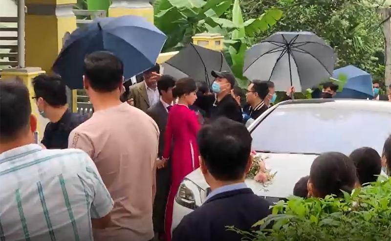 Clip: Xe đón dâu của Công Phượng - Viên Minh vừa đến, đội vệ sĩ cả chục người lập tức bật ô che chắn-4