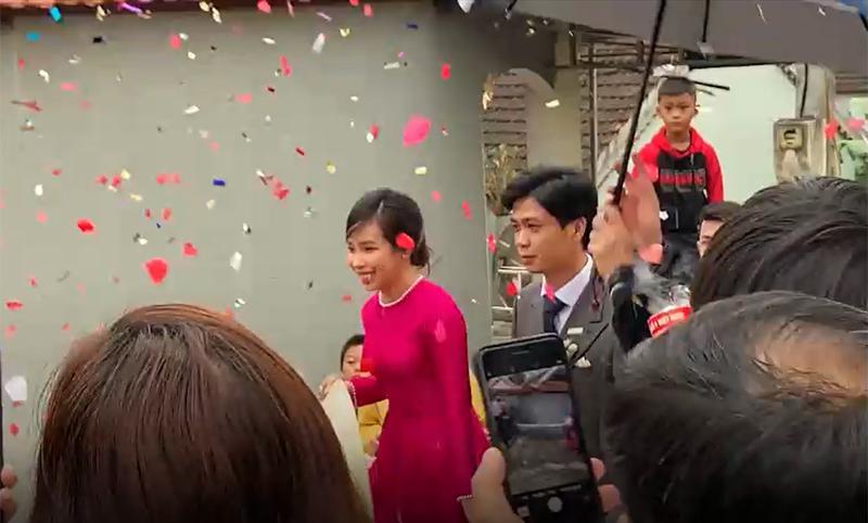 Clip: Xe đón dâu của Công Phượng - Viên Minh vừa đến, đội vệ sĩ cả chục người lập tức bật ô che chắn-5