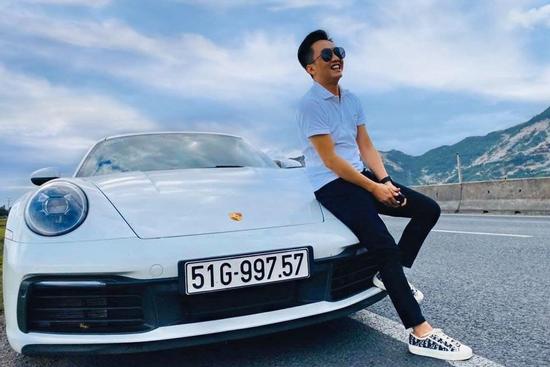 Từ ngày lấy được vợ đẹp, Cường Đô La lên đời phong cách, ăn mặc chất lừ như thanh niên chưa vợ