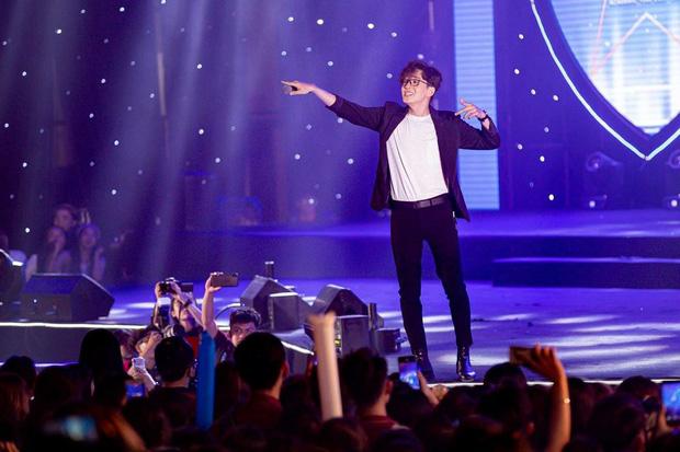 Giữa lúc các nghệ sĩ quan ngại dịch bệnh, Ngô Kiến Huy bất ngờ tuyên bố 4 tháng tung 4 MV-2