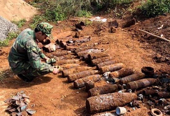 Đào móng xây nhà, người dân tá hỏa phát hiện số lượng khủng bom mìn, lựu đạn-2
