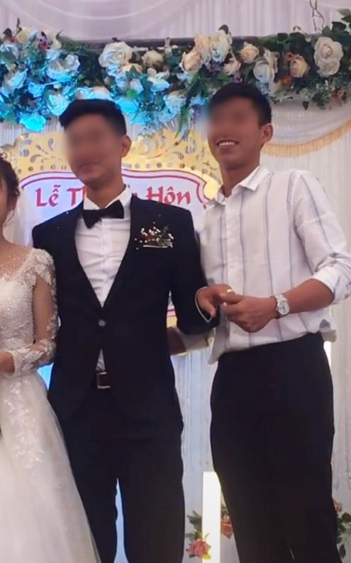 Chú rể bị cưỡng hôn trên sân khấu, phản ứng của cô dâu làm ai cũng bất ngờ-1