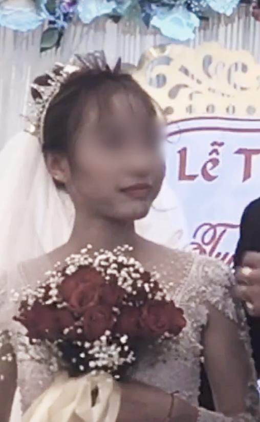 Chú rể bị cưỡng hôn trên sân khấu, phản ứng của cô dâu làm ai cũng bất ngờ-3