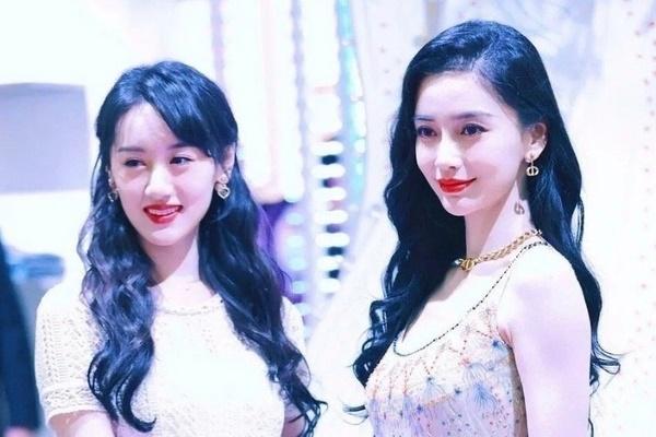 Rộ lên khoảnh khắc Angela Baby bị đối tác ngoại quốc nhìn chằm chặp, có hành động thái quá-4