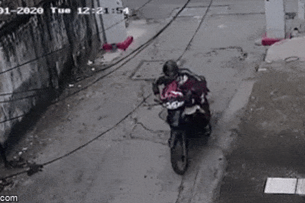 Clip: Gã biến thái ôm bọc đồ lót bỏ chạy, người đàn ông tung cước hạ gục trong nốt nhạc-1