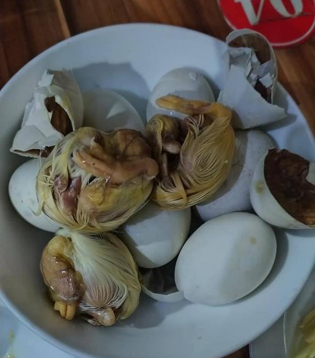 Đi ăn trứng vịt lộn, thanh niên nhát gan vừa nhìn thấy đã hoảng hồn, hận cô bán trứng-1