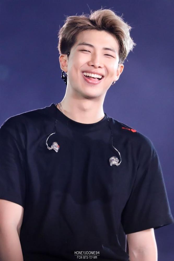 Ra đường RM là leader đại tài nhà BTS, về nhà không khác gì gấu ngốc nghếch-1