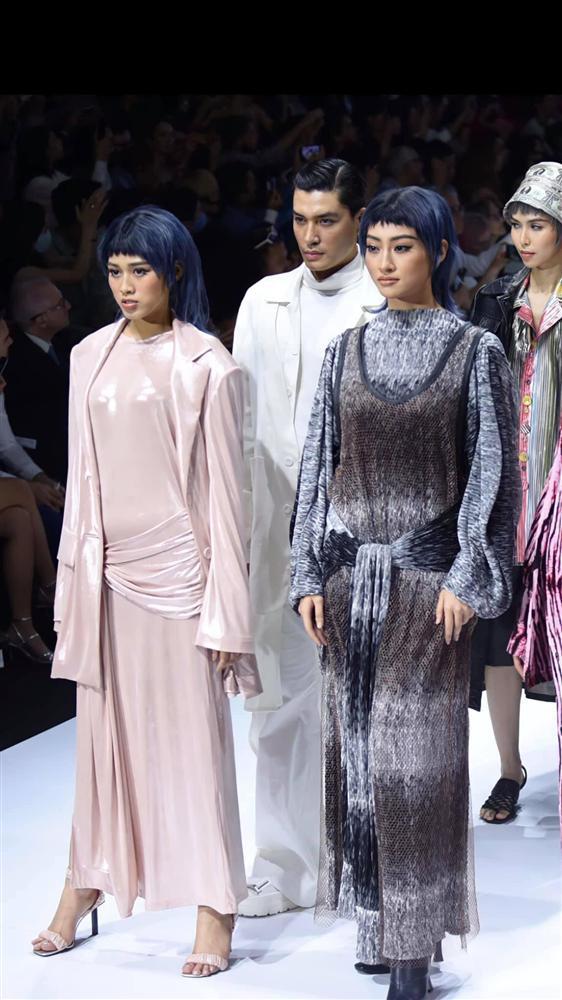Lương Thùy Linh - Trần Tiểu Vy - Đỗ Thị Hà gây tranh cãi với màn catwalk thảm họa-12