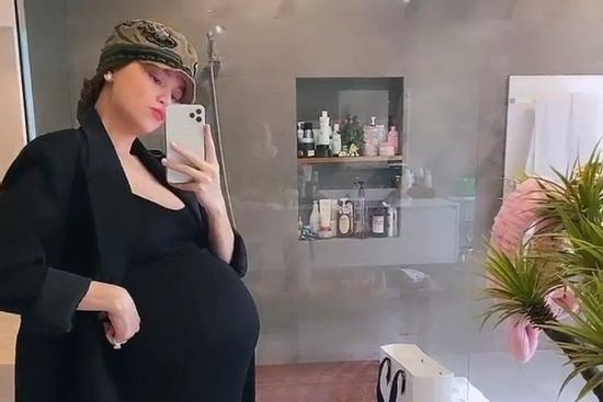 Hồ Ngọc Hà công khai clip bầu song thai: 'To và nặng không đi nổi'