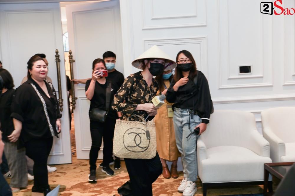 Trấn Thành không mời nhưng Hari Won vẫn đội nón lá, mang túi Chanel fake đến họp báo phim Bố Già-1