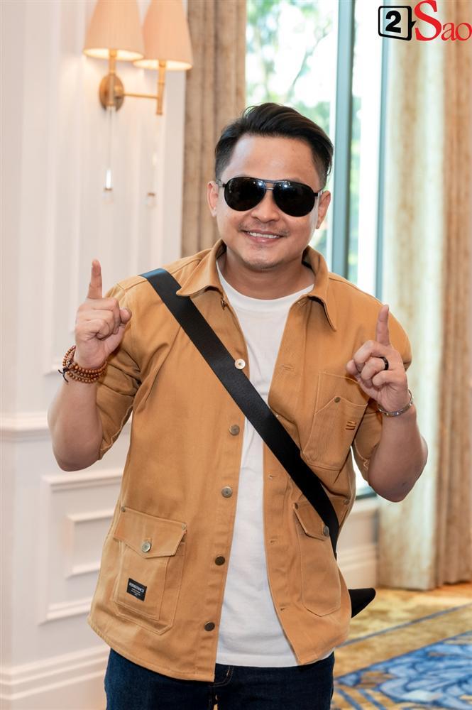 Trấn Thành không mời nhưng Hari Won vẫn đội nón lá, mang túi Chanel fake đến họp báo phim Bố Già-7