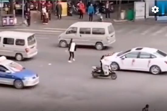 Cô gái lao ra giữa đường chặn xe hoa, quyết không cho bạn trai cũ lấy vợ