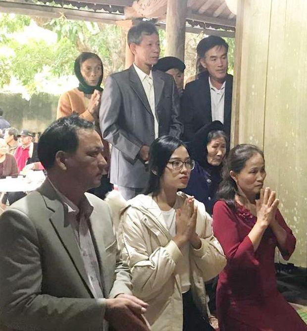 Xả vai Hoa hậu, Đỗ Thị Hà đeo kính cận và để mặt mộc đúng lứa tuổi 19: Nhan sắc thật ra sao?-1