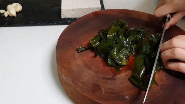 Món canh rong biển nấu ngao thơm ngon giúp chị em thổi bay cái lạnh của mùa đông-4