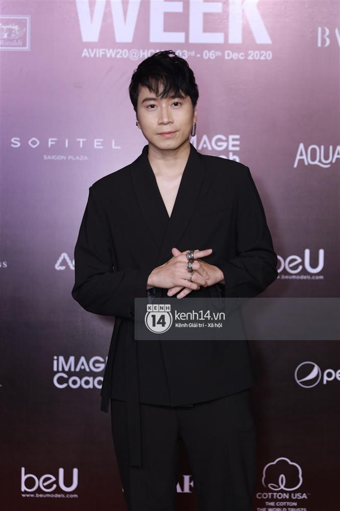 Giữa lúc đang dự AVIFW, Karik đăng ảnh so deep, còn mượn lyrics của Tlinh để... học cách yêu là sao?-2