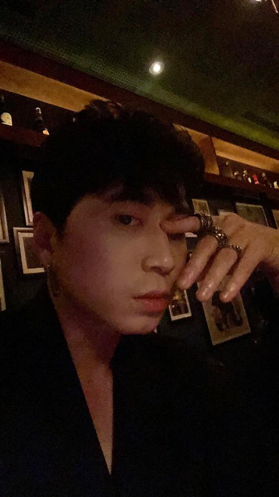 Giữa lúc đang dự AVIFW, Karik đăng ảnh so deep, còn mượn lyrics của Tlinh để... học cách yêu là sao?-3