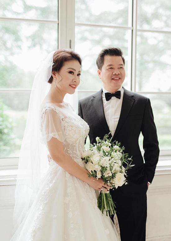 Nhan sắc bà xã của tam ca nhạc đỏ-1