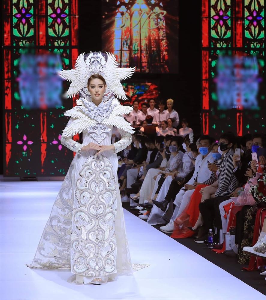 Khánh Vân lộ vật thể lạ khi diện áo dài hoành tráng, catwalk uy nghiêm-1