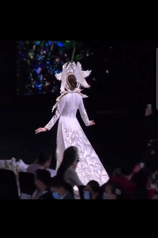Khánh Vân lộ vật thể lạ khi diện áo dài hoành tráng, catwalk uy nghiêm-6