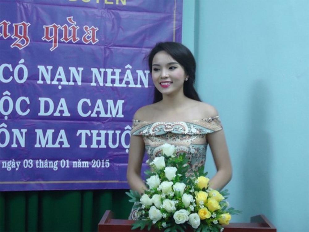 Hồi mới đăng quang, Kỳ Duyên cũng mất điểm khi diện đầm trễ vai đi làm việc thiện.