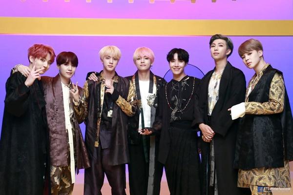 BTS bỗng được netizens khen lấy khen để giữa tranh chấp Hàn - Trung về Hanbok-1