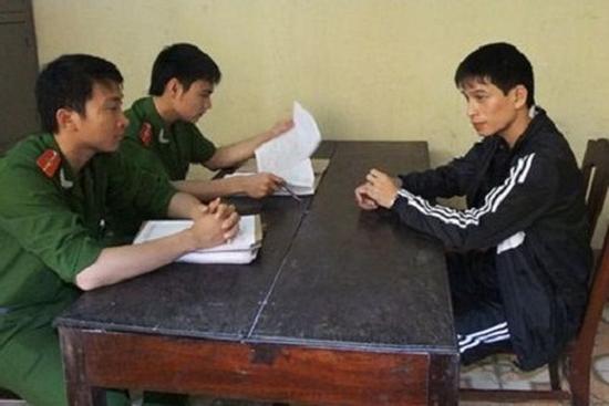 Đại ca giang hồ đánh nạn nhân gãy tay rồi nhét súng vào người chụp ảnh vu khống