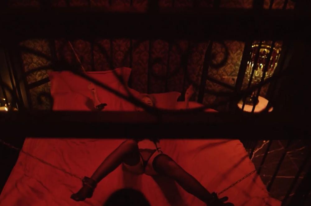 Nóng mắt với loạt cảnh 18+ lộ hết cơ thể dàn diễn viên nữ-2