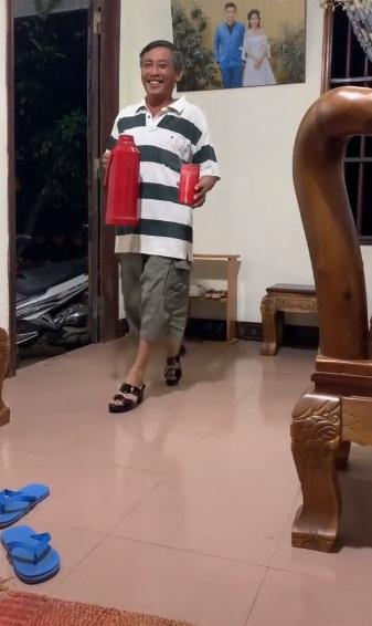 Ông bố tóc hoa râm đi catwalk điêu luyện trên đôi guốc vợ mới mua hút triệu like-1