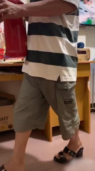 Ông bố tóc hoa râm đi catwalk điêu luyện trên đôi guốc vợ mới mua hút triệu like-2