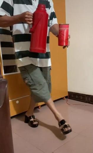 Ông bố tóc hoa râm đi catwalk điêu luyện trên đôi guốc vợ mới mua hút triệu like-3