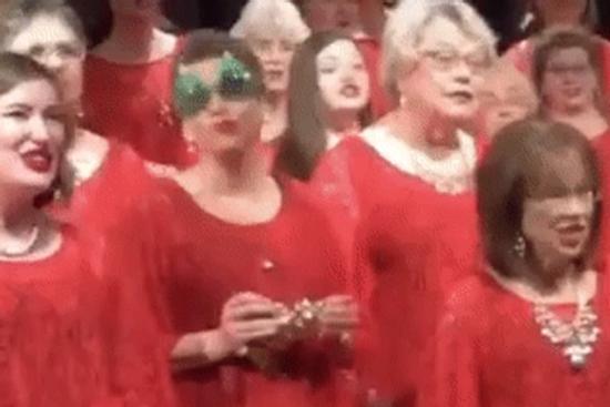 Bà cô với ngoại hình kỳ lạ tưởng sẽ phá nát đội hình đồng ca hát Giáng sinh không ngờ lại trở thành điểm nhấn