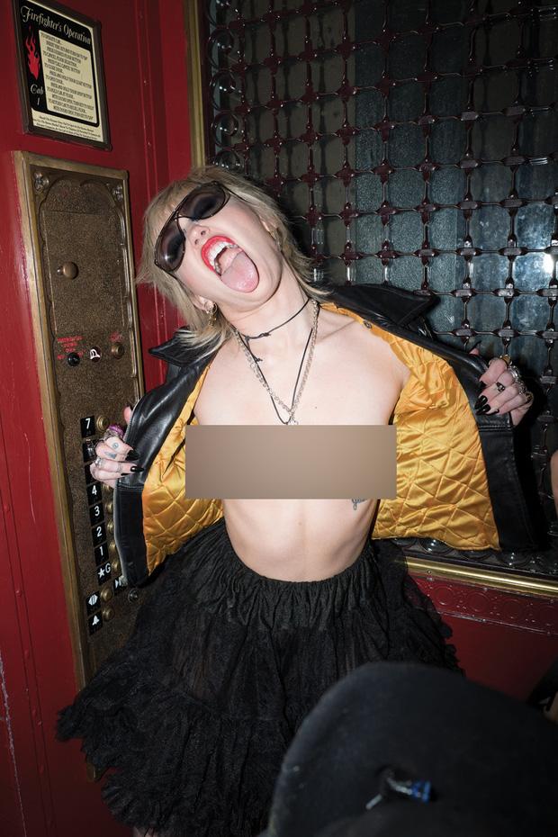 Miley Cyrus gây địa chấn với bộ ảnh tạp chí phản cảm đỉnh điểm, nhất là hình khoe 100% vòng 1-1