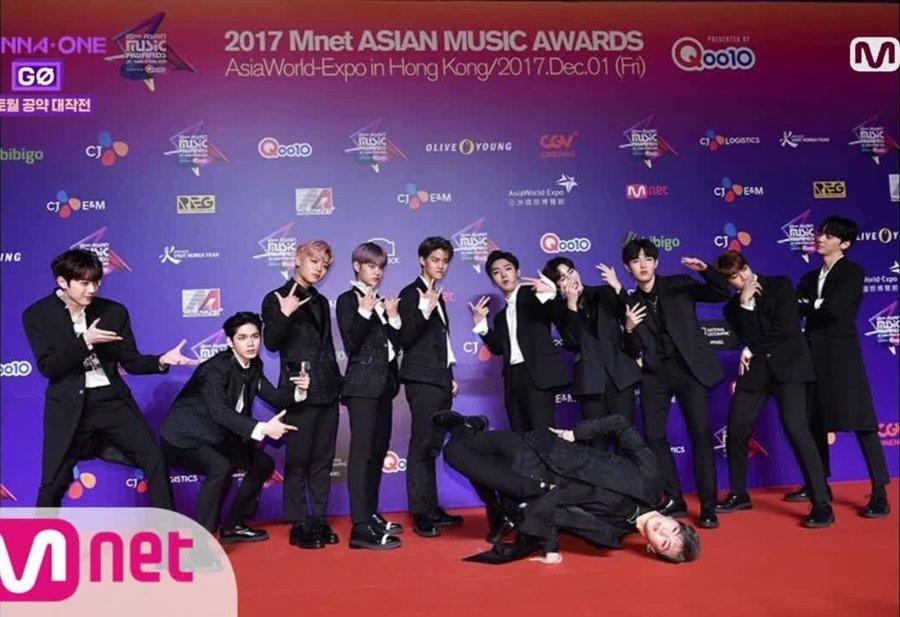 Wanna One có thời gian hoạt động hơn 1 năm khá ngắn ngủi, chính vì vậy nhóm không quên tạo nét cực ngầu trên thảm đỏ MAMA 2017.